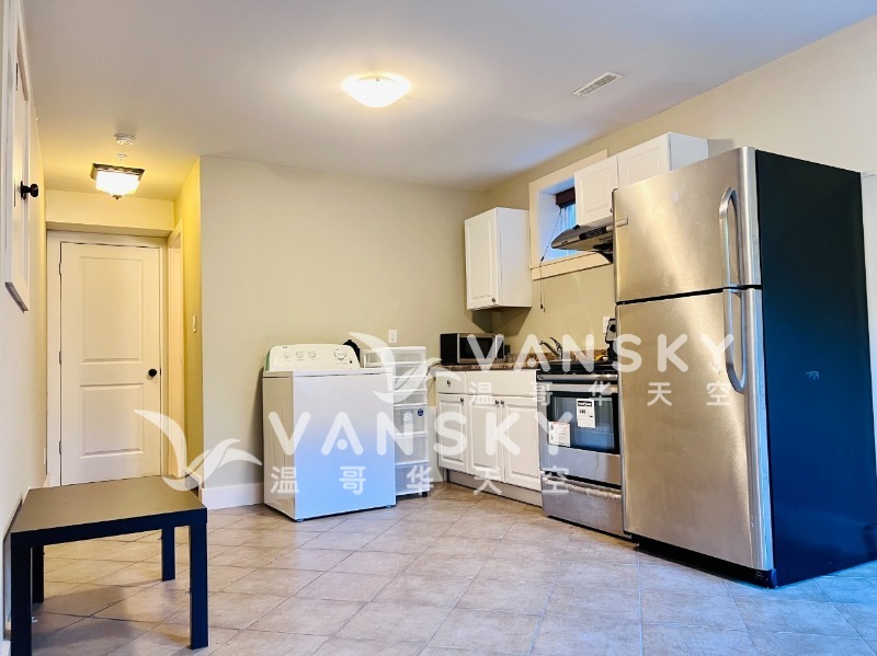 250809215606_Pic 5 insight of kitchen and living space.jpg